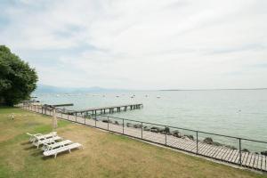 Photo de la galerie de l'établissement Luxury Lake View 2 Bed, à Padenghe sul Garda