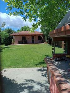 a house with a yard with a yard at Cottage House in Kardítsa