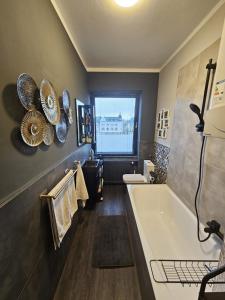 baño con bañera grande y ventana en Moderne 2 Zimmer 70 qm Wohnung in Top Altstadtlage, en Coblenza