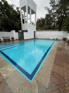 Πισίνα στο ή κοντά στο Seaside Serenity modern luxury stay at Ecr