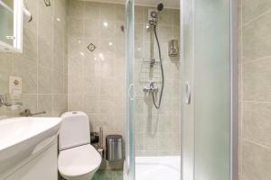 Un baño con ducha, inodoro y lavabo. en S22 rrlux comfy free parking, en Riga