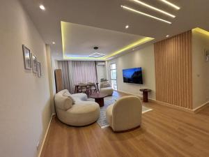 TV a/nebo společenská místnost v ubytování Dream Apartment in Cairo I Spacious & Sophisticate