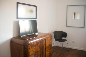 A television and/or entertainment centre at 90100