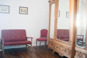 A seating area at 90100