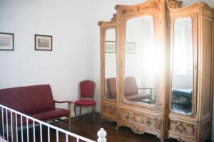 A seating area at 90100