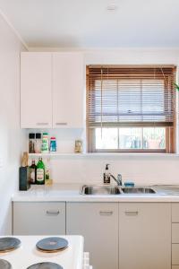 Kuchnia lub aneks kuchenny w obiekcie one-Bedroom Suite-Close to beach and CBD