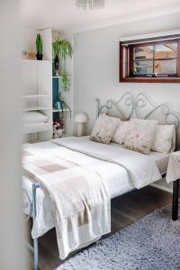 Łóżko lub łóżka w pokoju w obiekcie one-Bedroom Suite-Close to beach and CBD