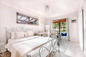 biała sypialnia z dużym łóżkiem i oknem w obiekcie one-Bedroom Suite-Close to beach and CBD w mieście Kingston Beach