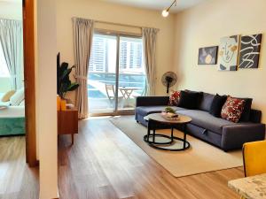 Fotografie z fotogalerie ubytování 1 BR renovated apartment in Marina Diamond 3 close to tram and metro v Dubaji