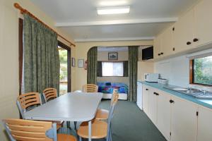 Kuchyň nebo kuchyňský kout v ubytování Triabunna Cabin & Caravan Park