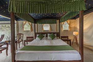 Postel nebo postele na pokoji v ubytování Dera Baghdarrah Nature Retreat Udaipur