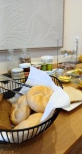 kosz bajgli na stole w obiekcie Gästehaus Wutschitz w mieście Antau +10 zdjęć