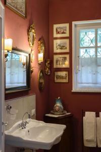 Un baño con lavabo y ventana. en Villa Lucherina, en Stresa