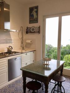 Una cocina con una mesa y dos taburetes en ella. en Villa Lucherina, en Stresa