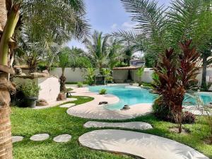 Bazén v ubytování Oasis club nebo v jeho okolí