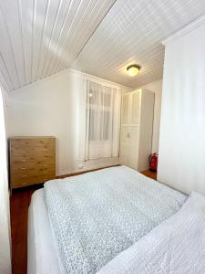 Letto o letti in una camera di Sentralt i Sarpsborg