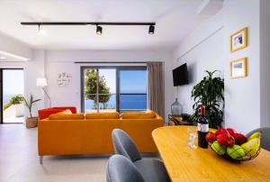 TV a/nebo společenská místnost v ubytování Anemos Luxury Villas