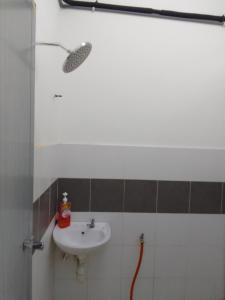 un bagno con lavandino e doccia di Islam Taqwa Homestay a Kuala Lipis