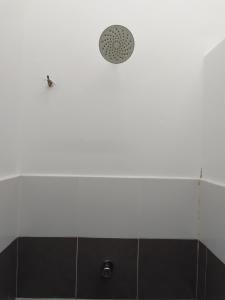 una doccia con soffione in un bagno di Islam Taqwa Homestay a Kuala Lipis