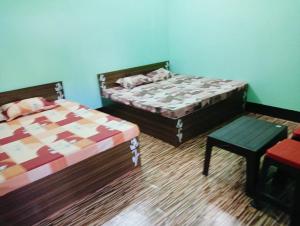 Una cama o camas en una habitación de Kartik home stay