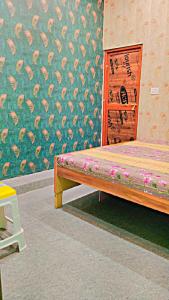 Una cama o camas en una habitación de Kartik home stay