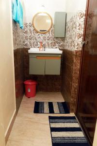 un piccolo bagno con lavandino e specchio di Vagamon misty Hills Resort a Vagamon