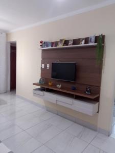 TV/trung tâm giải trí tại Apartamento térreo, 2 quartos, 300m da praia de Atalaia, Aracaju