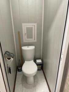 a small bathroom with a toilet and a mirror at Апартамент зал спальня кухня in Yunusobod