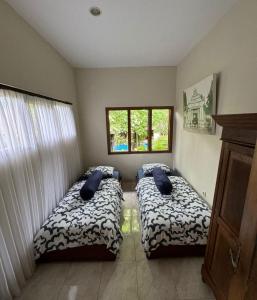 Postel nebo postele na pokoji v ubytování Dream Village Villa Jogja