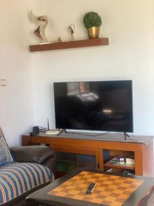 TV a/nebo společenská místnost v ubytování CHALET directo al MAR