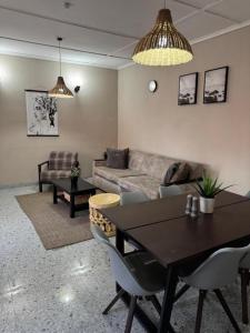 Χώρος καθιστικού στο Ibex Hill Apartment- Power backup