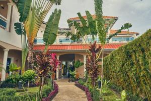 una casa con árboles y plantas delante de ella en Guest Wharf - Côte Sauvage, en Pointe-Noire