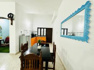 Χώρος καθιστικού στο GR STAYS Beautiful 2bhk Apartment In Arpora 5 mins to Baga