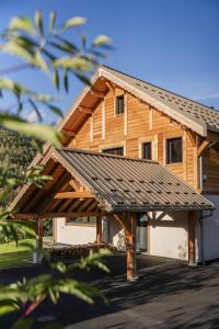 Les VigneauxにあるChalet ECRIN DES VIGNESの金属屋根の木造家屋