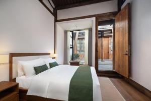 福州三坊七巷安民半舍文化酒店Fuzhou Sanfang Qixiang Anmin Banshe Cultural Hotel客房内的一张或多张床位