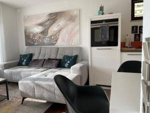 een woonkamer met een bank en een tafel bij Stilvolle Wohnung in idyllischer Lage in Bad Säckingen