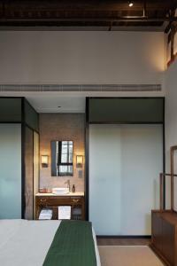 福州三坊七巷安民半舍文化酒店Fuzhou Sanfang Qixiang Anmin Banshe Cultural Hotel客房内的一张或多张床位