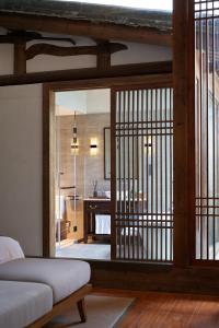 福州三坊七巷安民半舍文化酒店Fuzhou Sanfang Qixiang Anmin Banshe Cultural Hotel客房内的一张或多张床位