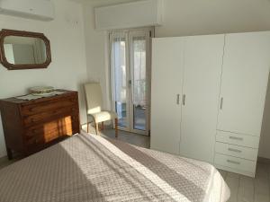 a bedroom with a bed and a dresser and a mirror at Casa Adriana con incantevole vista lago in Bee
