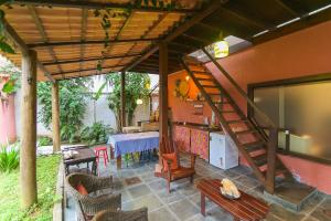 a patio with a staircase and a table and chairs at Hospedaria Fabulosa in Paraty