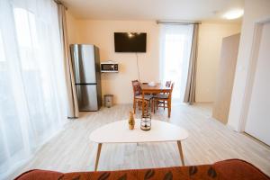 Kuchyň nebo kuchyňský kout v ubytování New Cosy Apartment, close to TATRALANDIA and JASNA, parking