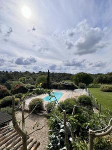 Blick auf den Pool im Hof in der Unterkunft Le Mas Du Gentilhomme Chambre Glycine in Orthoux-Sérignac-et-Quilhan