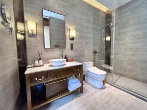 福州三坊七巷安民半舍文化酒店Fuzhou Sanfang Qixiang Anmin Banshe Cultural Hotel的一间浴室