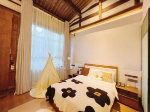 福州三坊七巷安民半舍文化酒店Fuzhou Sanfang Qixiang Anmin Banshe Cultural Hotel客房内的一张或多张床位