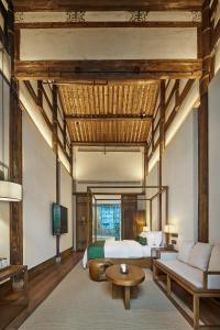 福州三坊七巷安民半舍文化酒店Fuzhou Sanfang Qixiang Anmin Banshe Cultural Hotel客房内的一张或多张床位