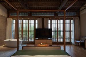 福州三坊七巷安民半舍文化酒店Fuzhou Sanfang Qixiang Anmin Banshe Cultural Hotel的电视和/或娱乐中心