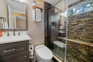 un bagno con doccia, WC e lavandino di Houz of Ozzi a Big Bear Lake Altre 37 foto