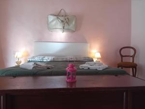 sypialnia z 2 łóżkami i różową butelką na stole w obiekcie Garda City Home Family Apartments w mieście Garda +37 zdjęć