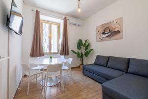 un soggiorno con un divano e un tavolo di Typical & Cozy Apartment - Testaccio - Trastevere a Roma