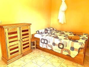 una camera da letto con un letto e una cassettiera di BallaSte a Bignona